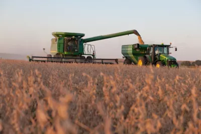 Soybean harvest combine and hopper