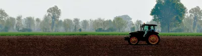 trattore su campo