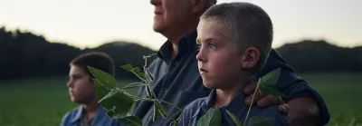 Apa a fiaival a mezőn